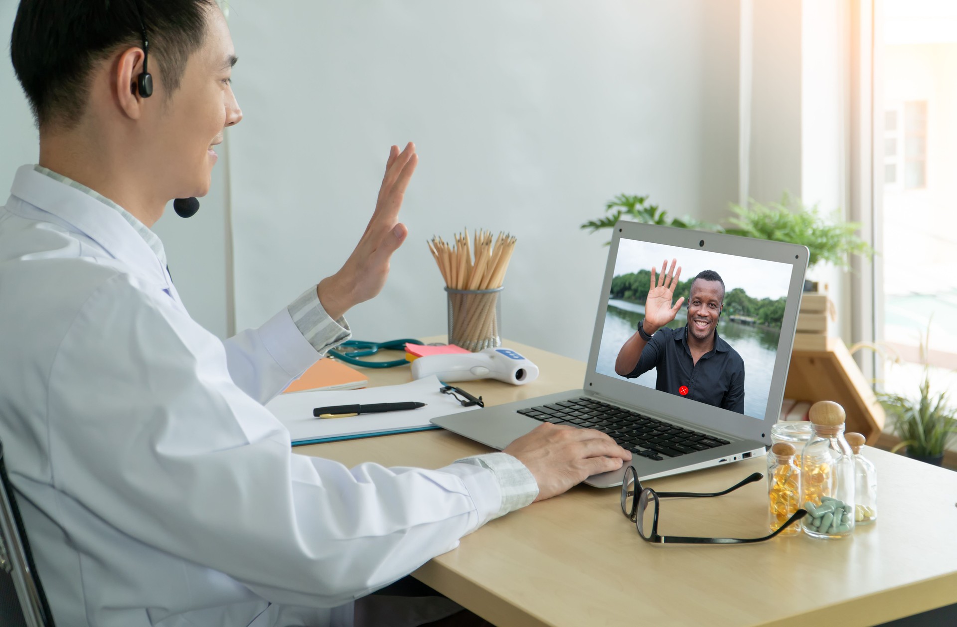 médico masculino en la clínica videollamada en línea consejo médico hombre paciente