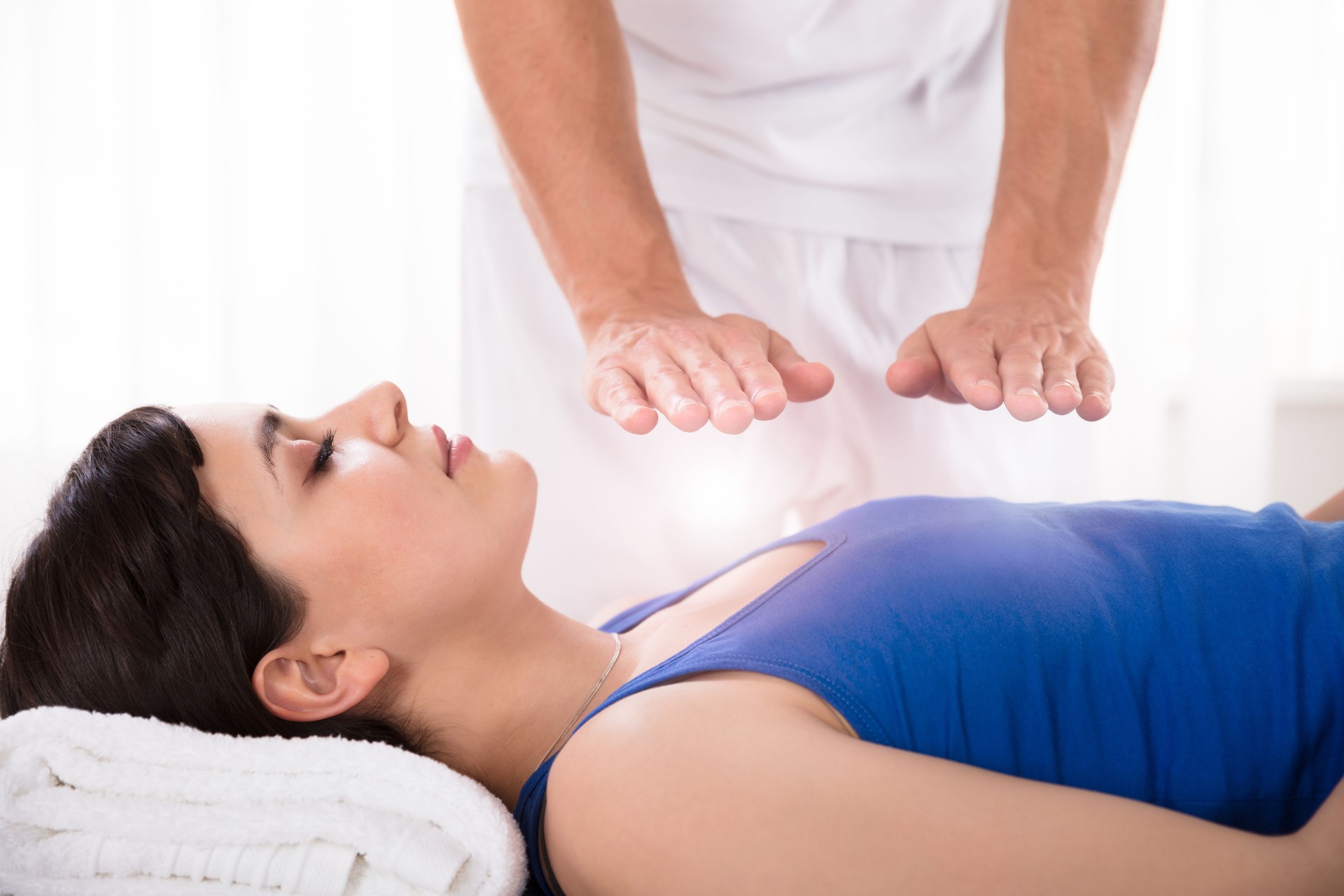 Mujer que tiene Reiki cura tratamiento