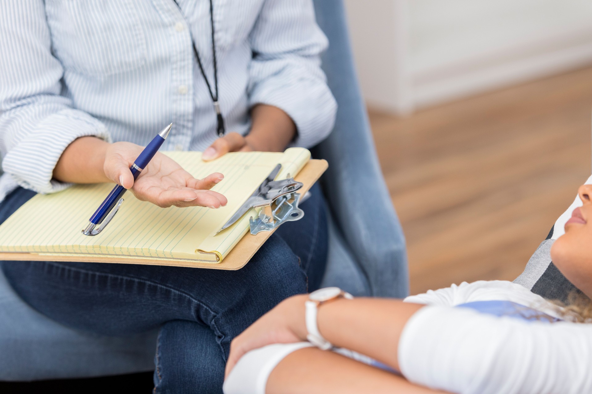 Joven interesada escucha a profesional de salud mental
