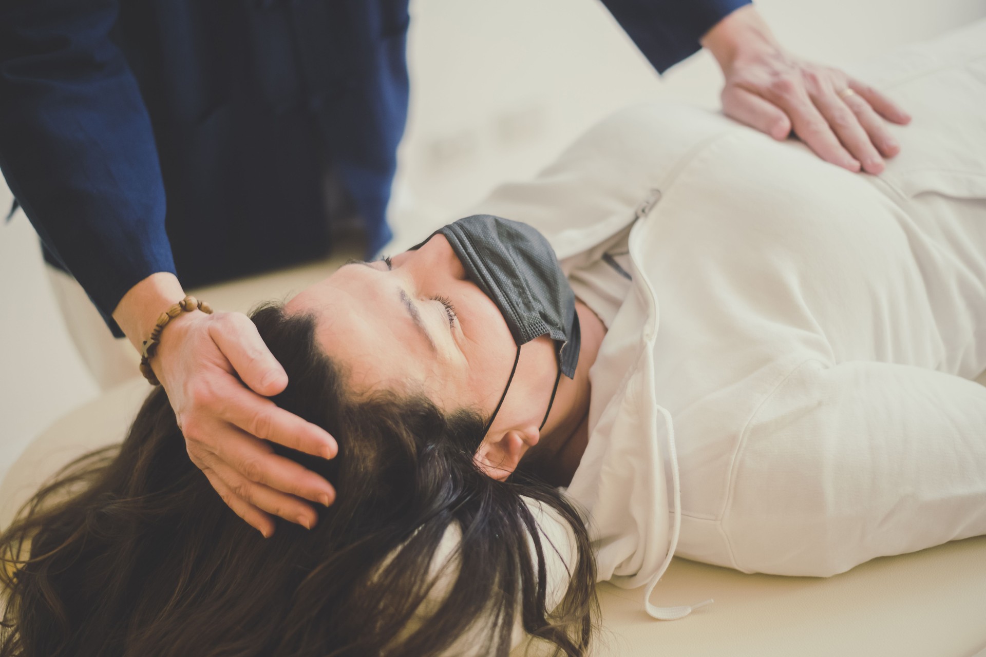 Terapeuta haciendo terapia holística Reiki a una mujer. Tratamiento energético con el calor de las manos de la palma. Curación de energía japonesa. Concepto de bienestar, salud, relajación, bienestar y medicina alternativa.