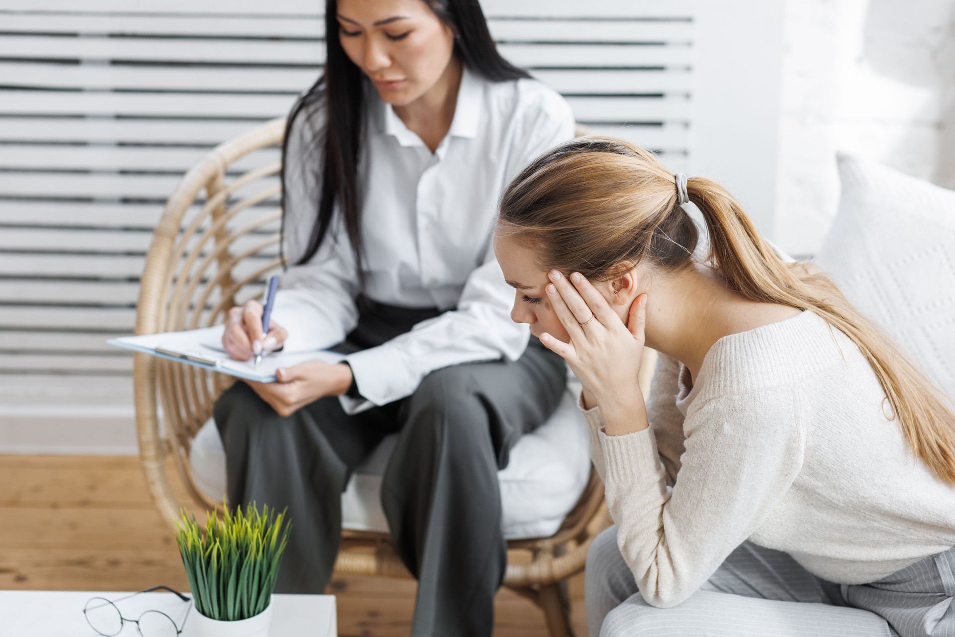 Concepto de salud mental. Sesión en fico. Paciente y médico en el gabinete. Mujer joven en el ficólogo, contando sobre problemas y problemas en su vida. Luciendo triste y miserable