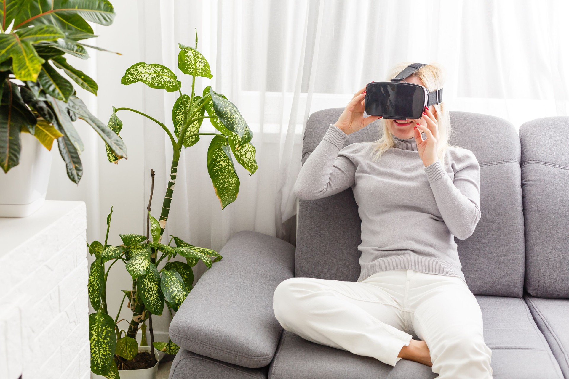 Mujer usando los auriculares de realidad virtual, gafas virtuales